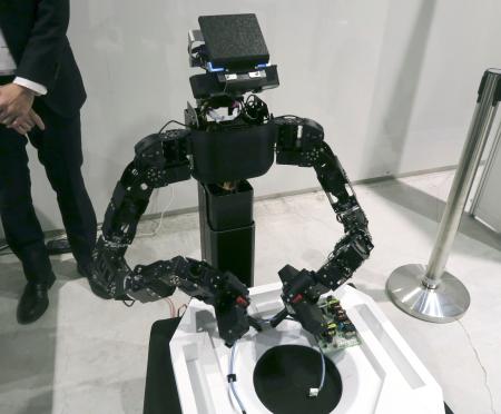 日立製作所が公開した、ＡＩで制御されたロボットによる配線作業のデモンストレーション＝２０日、東京都国分寺市