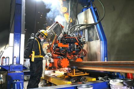 北海道新幹線の札幌延伸区間で使うレールの溶接作業＝２０日午前、北海道北斗市