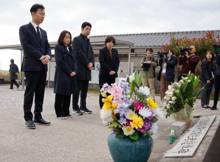 「長生炭鉱」事故の慰霊碑を訪れた韓国行政安全省「過去史関連業務支援団」の張銅洙団長（左端）ら＝２０日午前、山口県宇部市