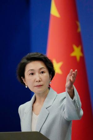 記者会見する中国外務省の毛寧報道局長＝２０日、北京（共同）