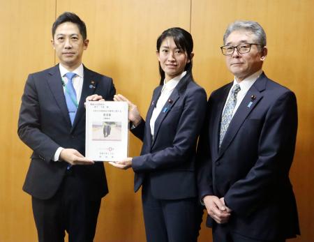 環境省の森下千里政務官（中央）にクマ対策の要望書を手渡す、秋田県の鈴木健太知事＝２０日午後