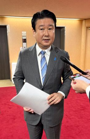 離党届を提出するため自民党本部を訪れ、取材に応じる和田政宗元参院議員＝２０日午後、東京・永田町