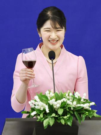 ラオス・ルアンプラバンを訪問し、県党書記主催の昼食会に臨まれる愛子さま＝２０日（代表撮影・共同）