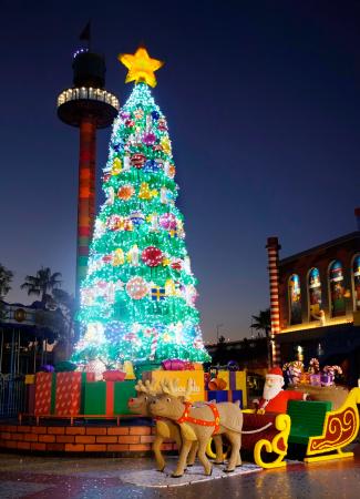 「レゴランド・ジャパン」でお披露目された、約６１万個のレゴブロックを使ったクリスマスツリー＝２０日午後、名古屋市