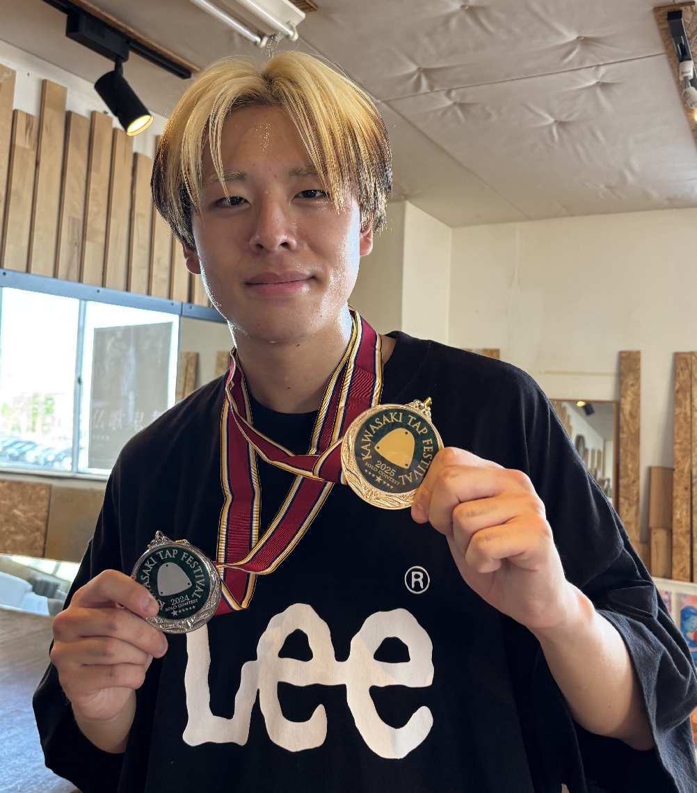 昨年は銀メダル、今年は金メダルを手にした新宮珀さん。結果発表の瞬間「号泣してしまいました」＝大分市生石のダンススタジオ「コネクト」