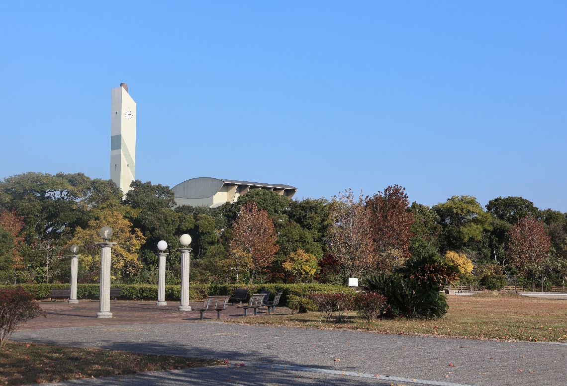 敷地内が広域ごみ処理施設の建設候補地となった中津市クリーンプラザ（左奥）＝中津市蛎瀬米山地区