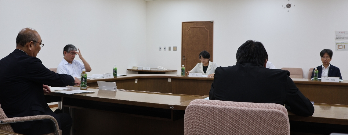 建設候補地を審議する検討委員会のメンバー＝８月、中津市役所