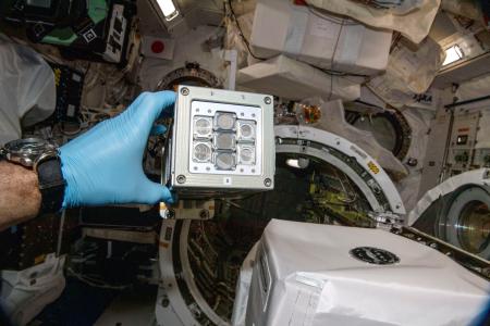 コケの胞子が納められた実験装置（中央）＝国際宇宙ステーション（ＪＡＸＡ／ＮＡＳＡ提供）