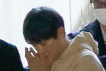 東京空港署に入る桜井純容疑者＝１９日