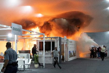 ＣＯＰ３０会場の火災現場で消火に当たる人々＝２０日、ブラジル北部ベレン（ロイター＝共同）