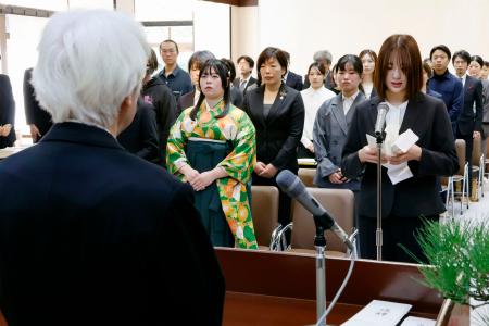 輪島漆芸技術研修所で開かれた卒業式。手前右は答辞を読む余門美晴さん＝２１日午前、石川県輪島市
