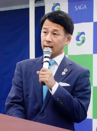 記者会見する佐賀市の坂井英隆市長＝２１日午前、佐賀市役所