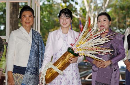 「ラオスの織物の至宝展」の視察に訪れ、出迎えを受けられる愛子さま＝２１日、ラオス・ビエンチャン（共同）
