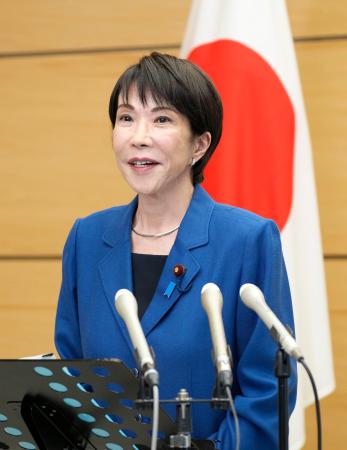 記者団の取材に応じる高市首相＝２１日午後、首相官邸