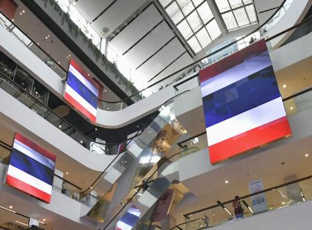 バンコクにある商業施設のディスプレーに映し出されたタイ国旗＝８月