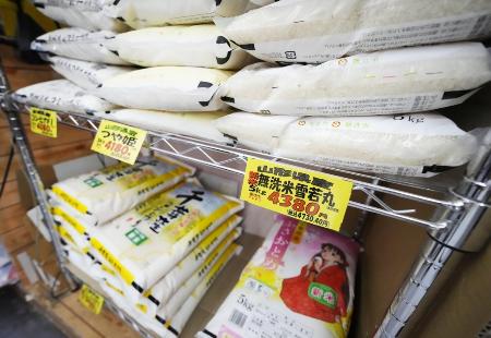 スーパーに並ぶコメ＝１０日、東京都練馬区の「アキダイ」