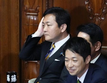 衆院本会議に臨む国民民主党の玉木雄一郎代表。手前は日本維新の会の藤田文武共同代表＝１０月