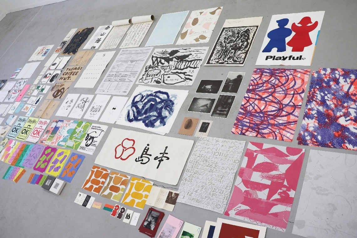 展示される包装紙やカレンダーなど