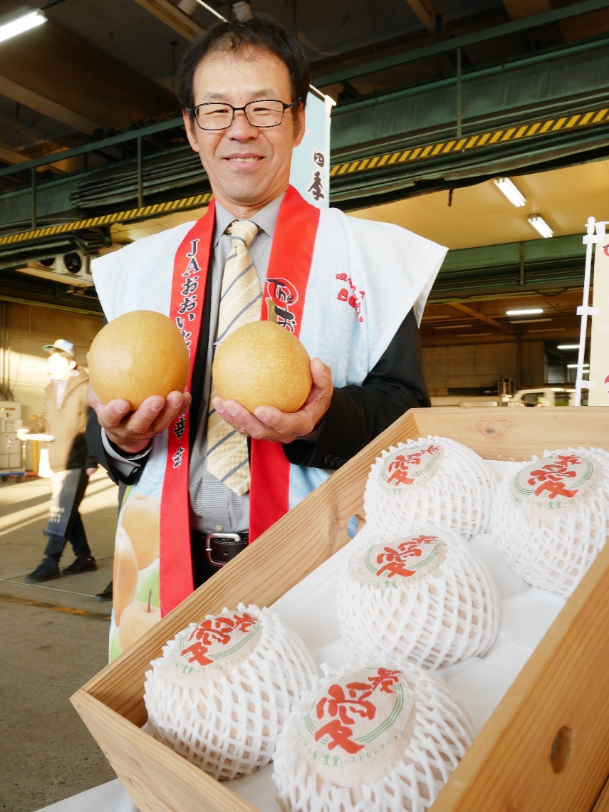 初競りに出された県独自品種のナシ「豊里」＝２２日、大分市豊海