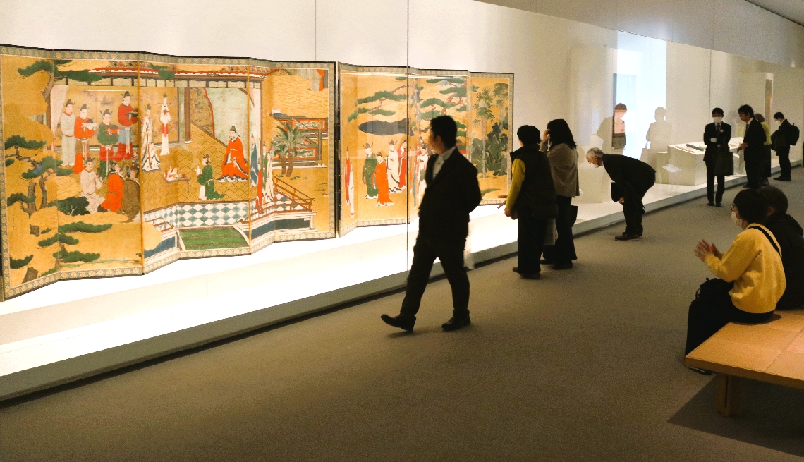 作品に見入る来場者＝大分市寿町の県立美術館