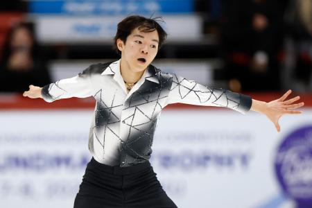 男子ＳＰ　演技する鍵山優真＝ヘルシンキ（共同）