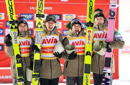 Ｗ杯ジャンプ混合団体第１戦で優勝し、笑顔で写真に納まる（左から）丸山希、二階堂蓮、伊藤有希、小林陵侑＝リレハンメル（共同）