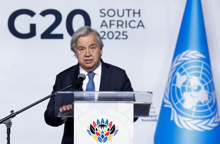 ２１日、南アフリカ・ヨハネスブルクで記者会見する国連のグテレス事務総長（ロイター＝共同）