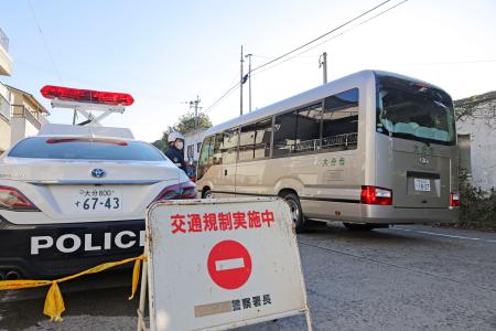 現地確認のため立ち入り制限区域内に向かう住民を乗せたバス＝２２日午前、大分市佐賀関