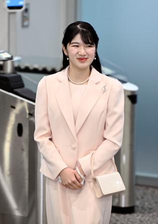 ラオスから帰国された愛子さま＝２２日午前、成田空港（代表撮影）