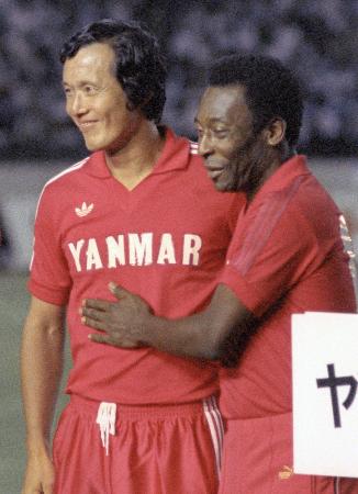 １９８４年８月、引退試合を終えペレさん（右）からねぎらいを受ける釜本邦茂さん＝国立競技場
