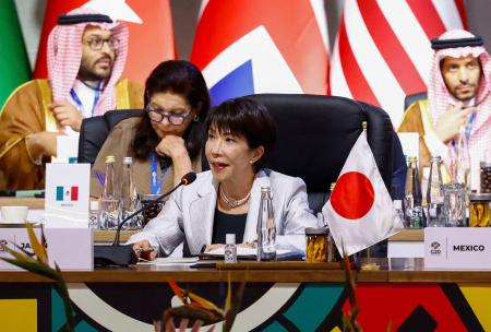 南アフリカのヨハネスブルクで開幕したＧ２０サミットに出席した高市首相＝２２日（ロイター＝共同）