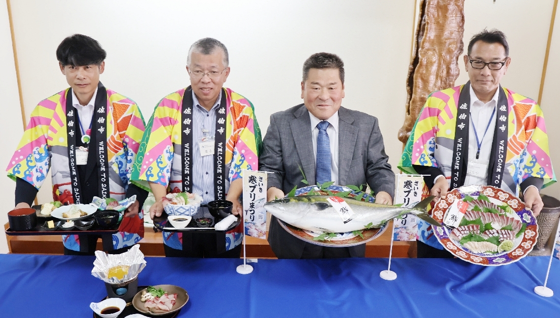 自慢のブリと料理をＰＲする関係者＝佐伯市内町のひょうたん小路