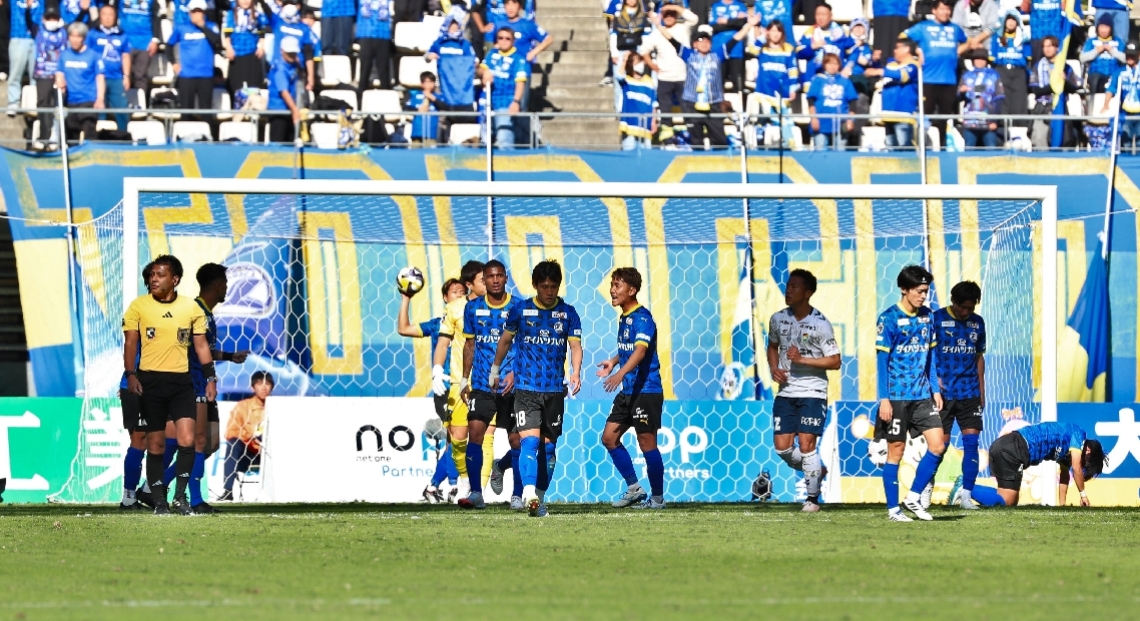 【大分－千葉】前半２０分、千葉に先制を許し、肩を落とす大分イレブン＝クラサスドーム大分