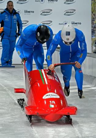 「下町ボブスレー」で滑走するイタリア代表の男子ペア＝コルティナダンペッツォ（共同）