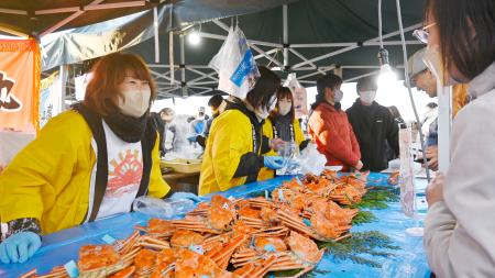 宮城県名取市のゆりあげ港朝市で開催された「輪島かにまつり」＝２３日午前