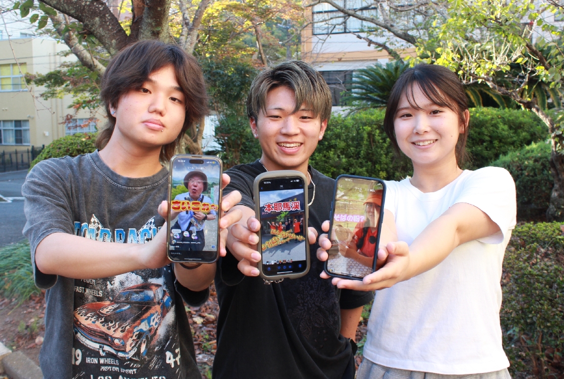 本耶馬渓の魅力を伝えるショート動画を配信している別府溝部学園短大の学生とインフルエンサーのわたるさん（中央）＝別府市の別府溝部学園短大