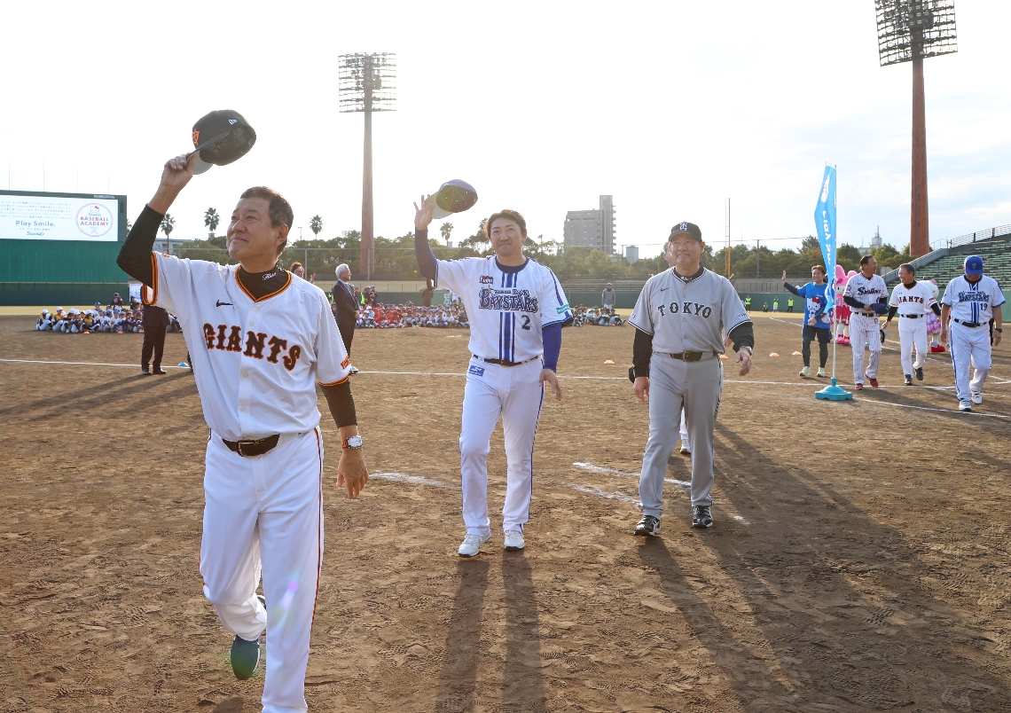 スタンドに手を振る原辰徳氏（左）ら＝別大興産スタジアム
