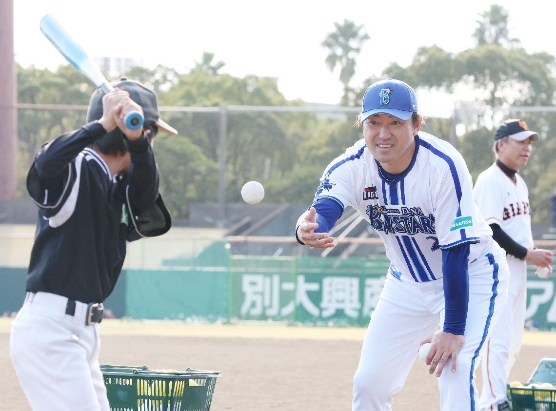 打撃の指導をする内川聖一氏