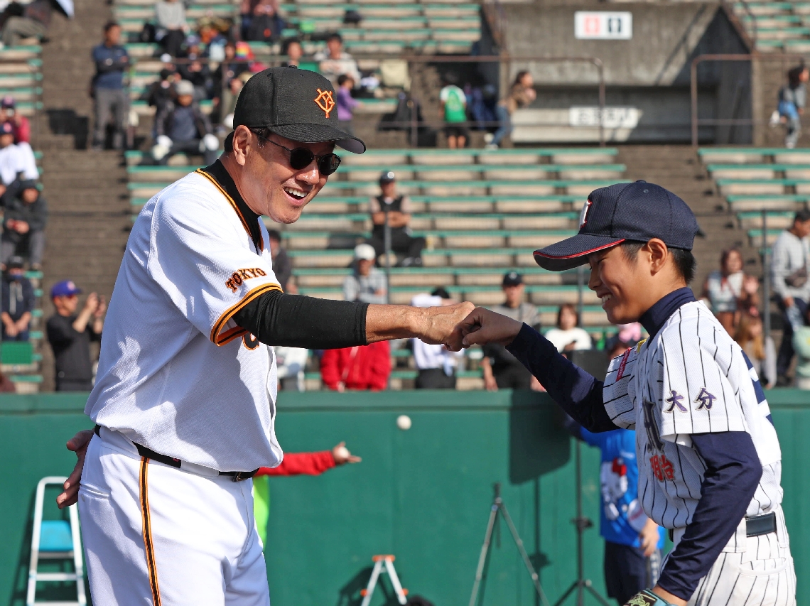 指導中にグータッチをかわす原辰徳氏（左）