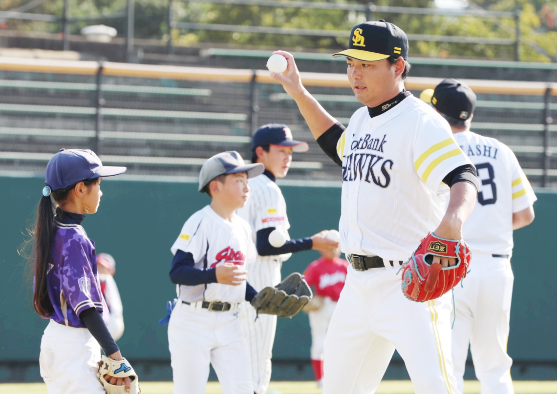 投球の指導をする摂津正氏