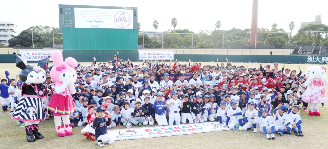 記念撮影する講師と子どもたち