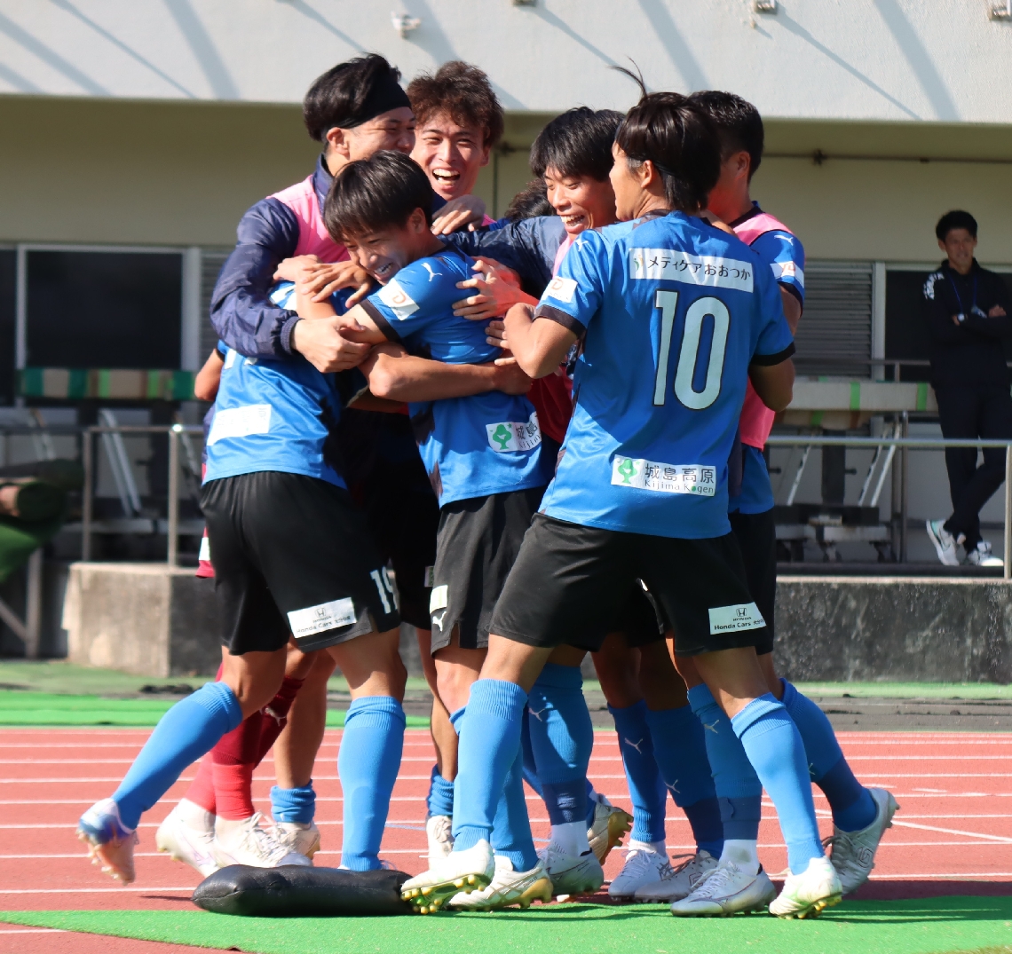 【ジェイリース―東京ユナイテッド】後半１８分、先制点を決めて喜ぶジェイリースの選手たち