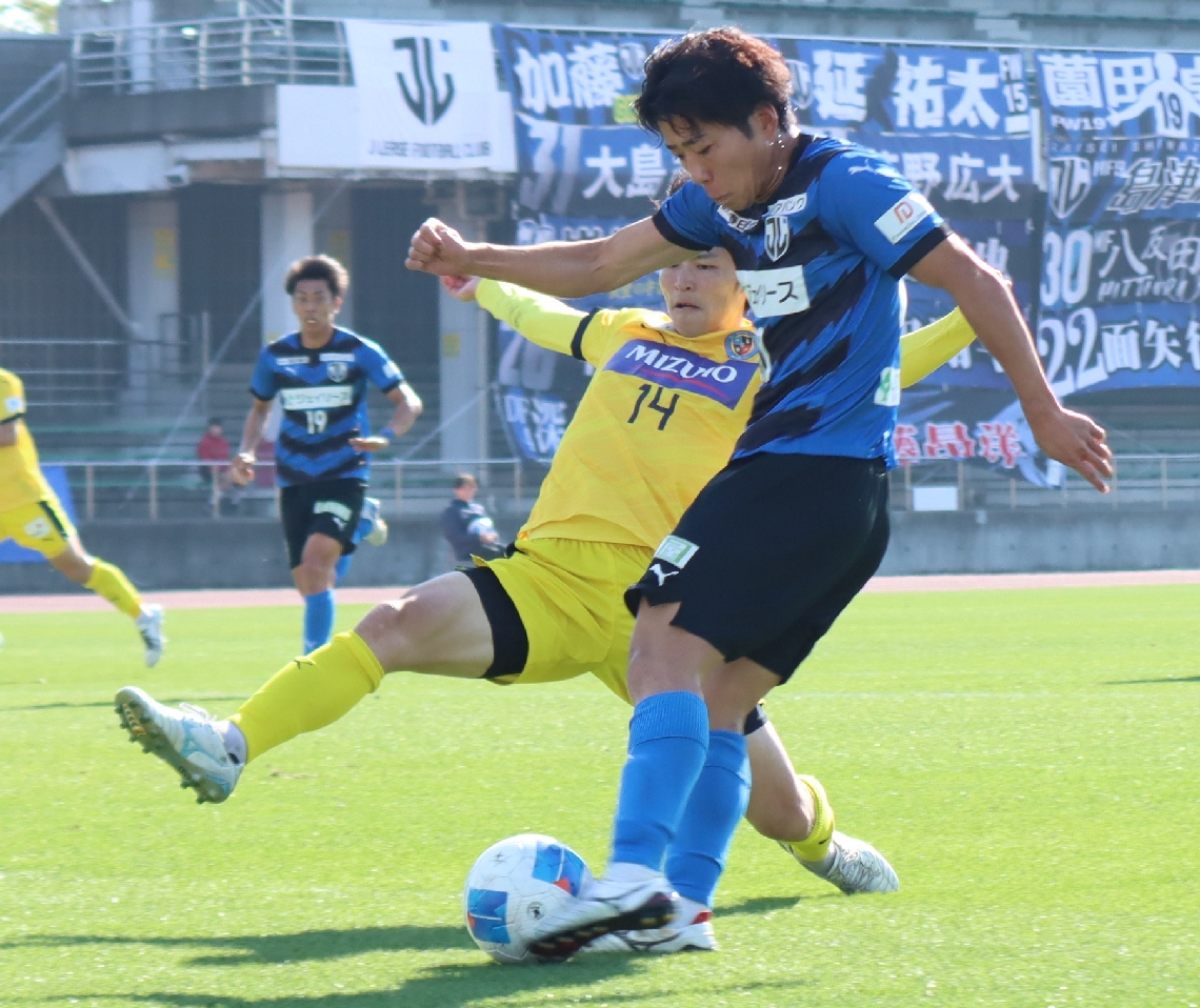 【ジェイリース―東京ユナイテッド】前半、シュートを放つ大分のＦＷ鳥飼