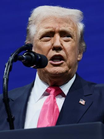 １９日、米ワシントンで演説するトランプ大統領（ロイター＝共同）