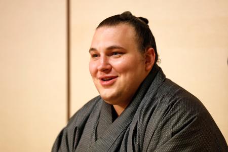 大相撲九州場所での初優勝から一夜明け、記者会見する安青錦＝２４日午前、福岡県久留米市の安治川部屋宿舎