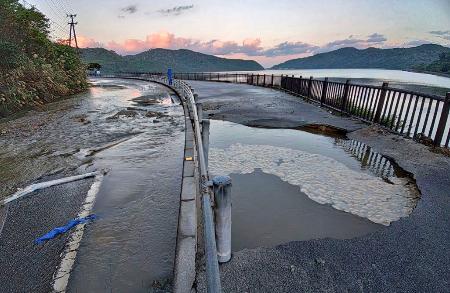 水道管が破裂し、漏水が発生した現場＝２４日午前、沖縄県大宜味村（沖縄県企業局提供）