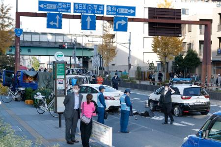 東京都足立区の交通事故現場＝２４日午後２時２２分