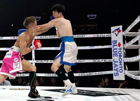 コーナーポストに掲出された米大リーグ、ブルージェイズの球団名とロゴ＝トヨタアリーナ東京