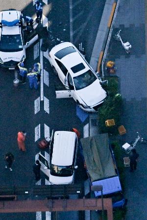 東京都足立区の交通事故現場＝２４日午後２時９分（共同通信社ヘリから）