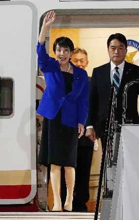 南アフリカでのＧ２０サミット出席を終え、羽田空港に到着した高市首相＝２４日夜